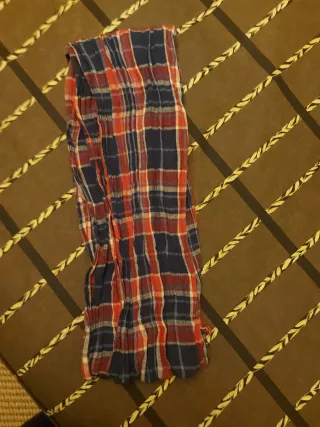 Bufanda a cuadros azul y roja