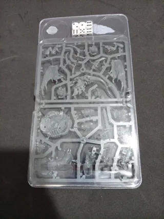 Capitán Primaris Exterminador y Tiranido Primus