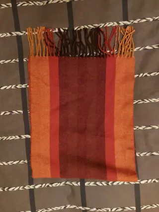 Bufanda de rayas naranjas y rojas