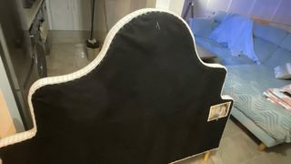 Cabecero de rayas beige con patas de madera