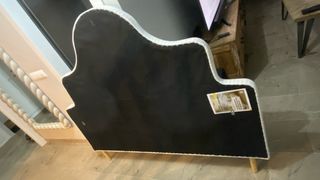 Cabecero de rayas beige con patas de madera