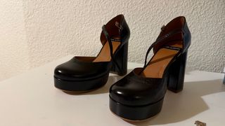 Zapatos de tacón y plataforma de piel
