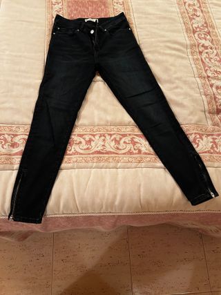 Pantalón tejano negro con cremallera