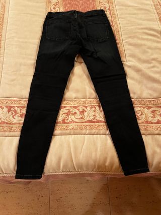 Pantalón tejano negro con cremallera
