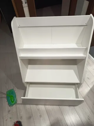 Mueble Ikea para juguetes y cuentos