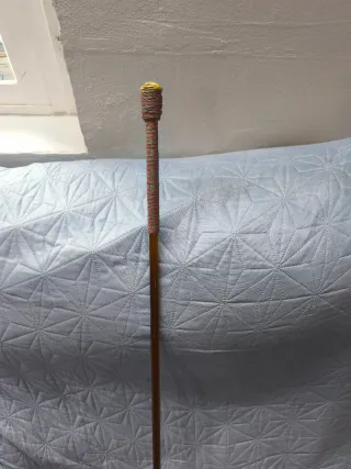 Bastón con empuñadura decorada