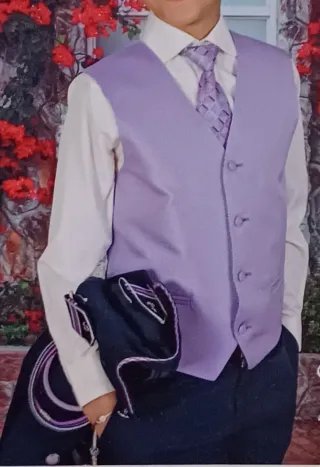 Traje de comunión niño azul marino y lila.