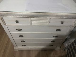 Cómoda blanca 5 cajones con tapa de cristal