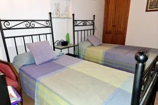 2 Camas Hierro con Colchón y Mesita