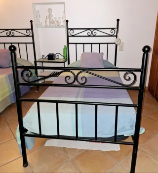 2 Camas Hierro con Colchón y Mesita