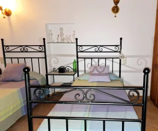 2 Camas Hierro con Colchón y Mesita