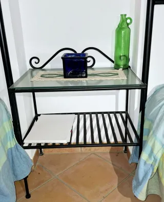 2 Camas Hierro con Colchón y Mesita