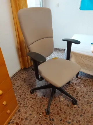 Silla de escritorio giratoria beige y gris