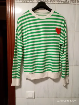 Sudadera de rayas verdes y blancas con corazón