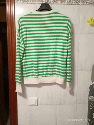 Sudadera de rayas verdes y blancas con corazón