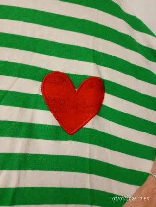 Sudadera de rayas verdes y blancas con corazón