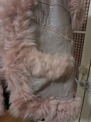 Chaleco de piel y pelo rosa y beige