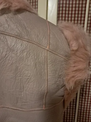 Chaleco de piel y pelo rosa y beige