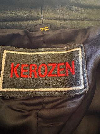 Pantalones de cuero negro con cuerdas.