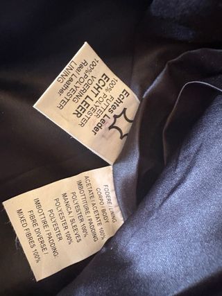 Pantalones de cuero negro con cuerdas.