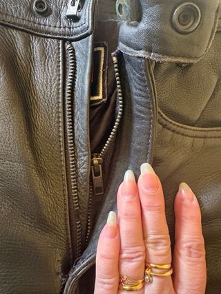 Pantalones de cuero negro con cuerdas.