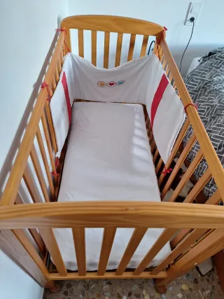 Cuna de madera para bebé