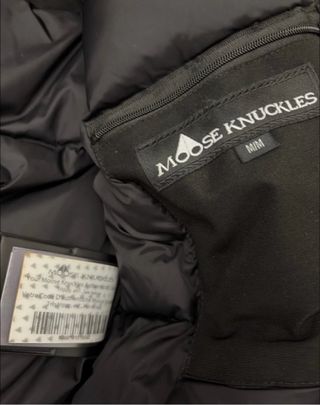 Moose Knuckles Giacca Nera con Cappuccio Pelliccia