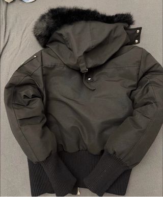 Moose Knuckles Giacca Nera con Cappuccio Pelliccia