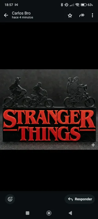 Logo Stranger Things con figuras