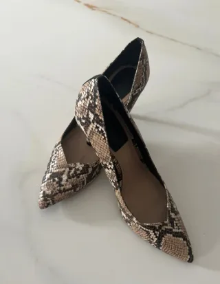 Zapatos efecto serpiente beige y marrón