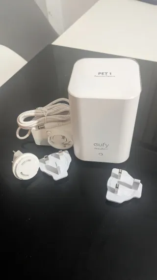 Base Home de la marca eufy. Color blanco. Diseño