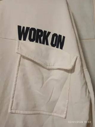 Sudadera crop blanca con bolsillos