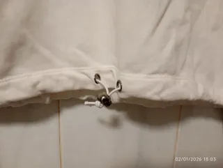 Sudadera crop blanca con bolsillos