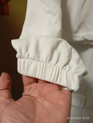 Sudadera crop blanca con bolsillos