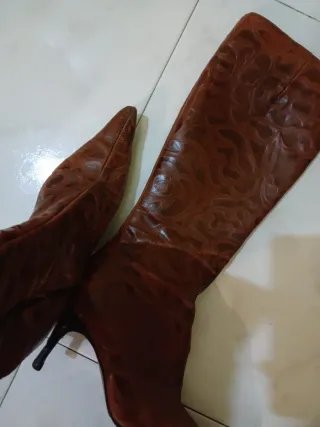 Botas de piel labradas