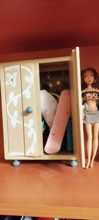 Muebles de madera para muñecas