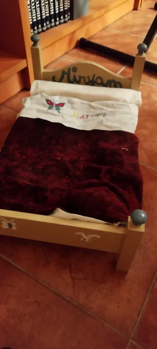 Muebles de madera para muñecas