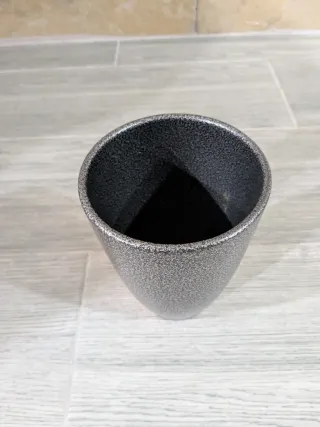 Jarrón decorativo metálico