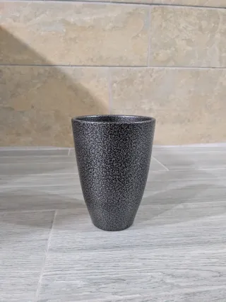 Jarrón decorativo metálico