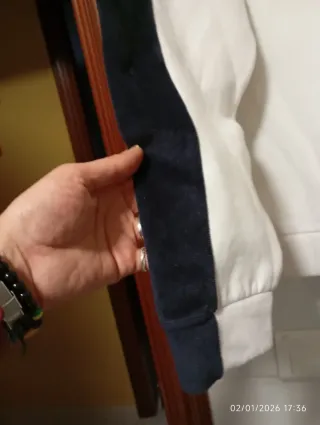 Sudadera blanca con detalles azul marino.