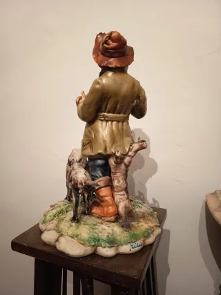 Figura Cazador con Perros Cerámica