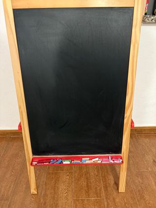 Pizarra infantil de madera con tizas