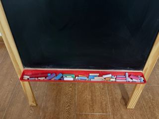 Pizarra infantil de madera con tizas