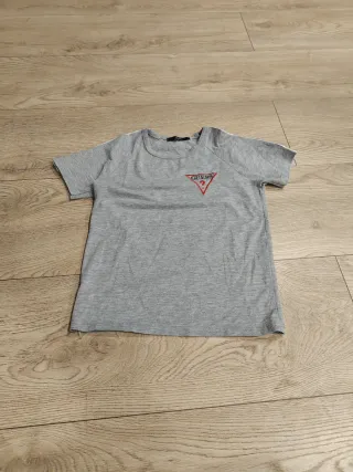 Camiseta Guess Gris Logo Triángulo