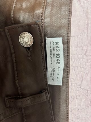 Pantalones efecto piel marrones