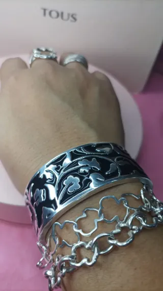 Pulsera Tous plata y esmalte negro diseño floral