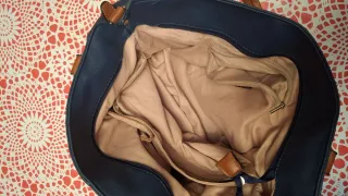 Bolso azul y marrón