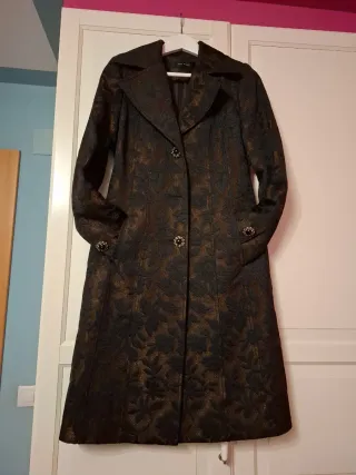 Abrigo largo estampado negro y dorado