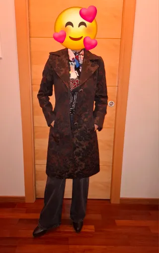 Abrigo largo estampado negro y dorado