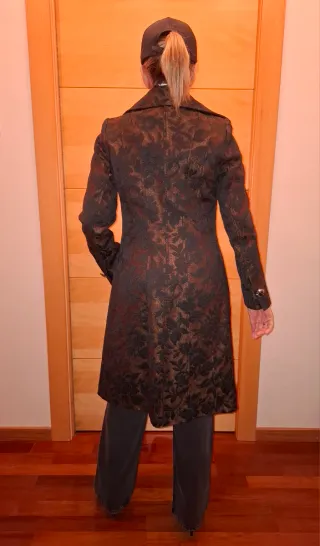 Abrigo largo estampado negro y dorado